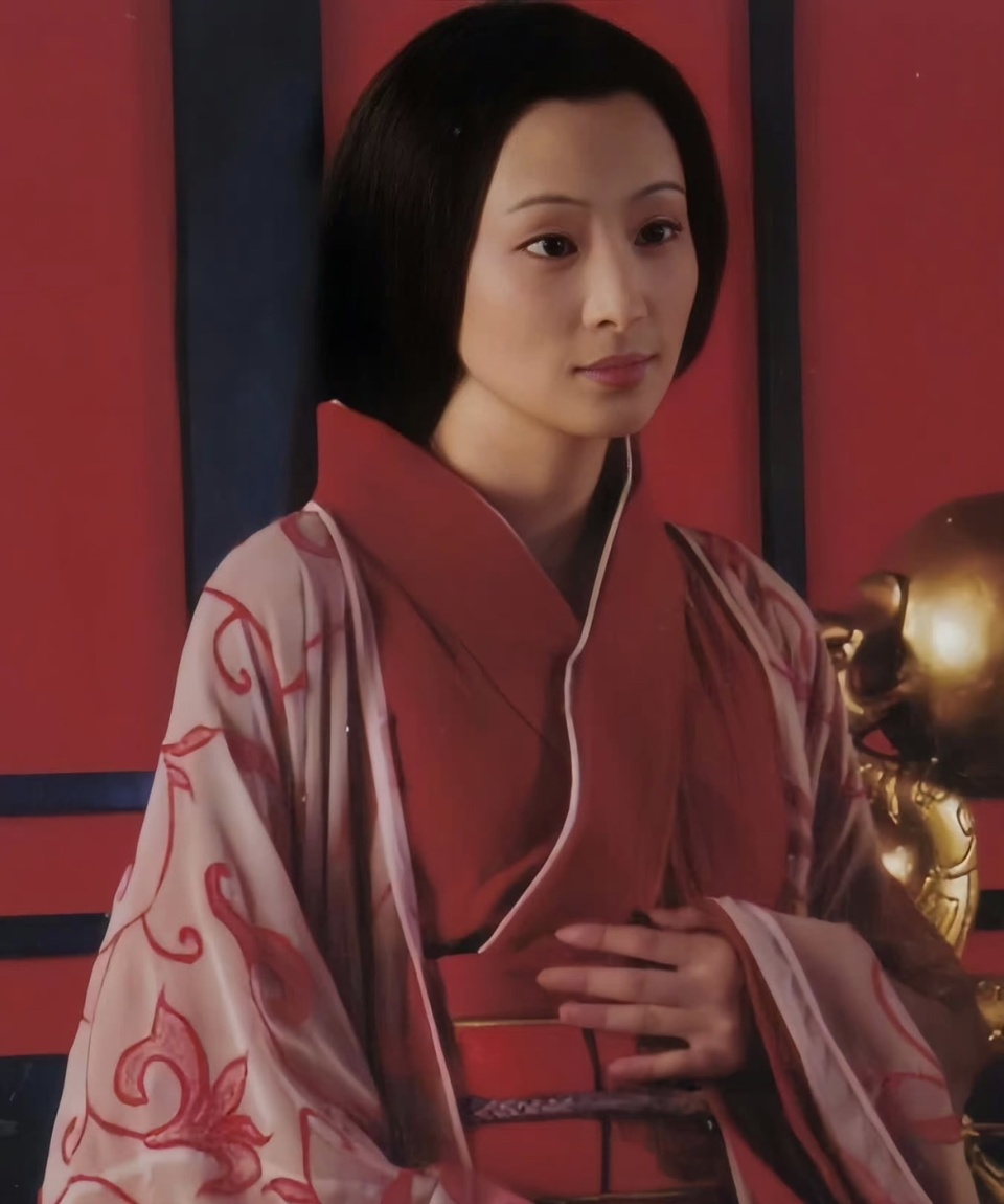 高冷又狠辣的丁师姐,也给很多观众留下了深刻的印象,林静的古装扮相很