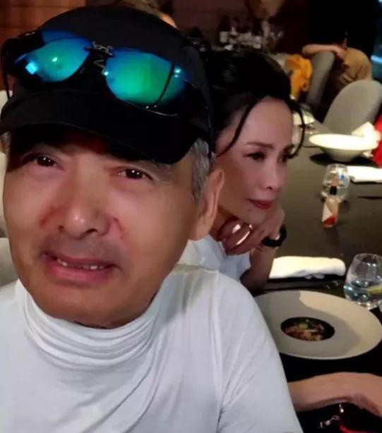 周润发68岁生日聚会,和袁咏仪合影好亲密,发嫂态度大方不生气_腾讯