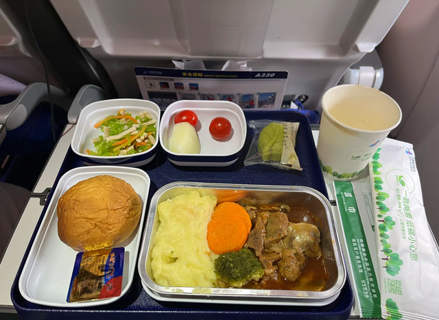 航司“卷餐”了！从19元轻食到344元鱼子酱，飞机餐进入定制时代_腾讯新闻