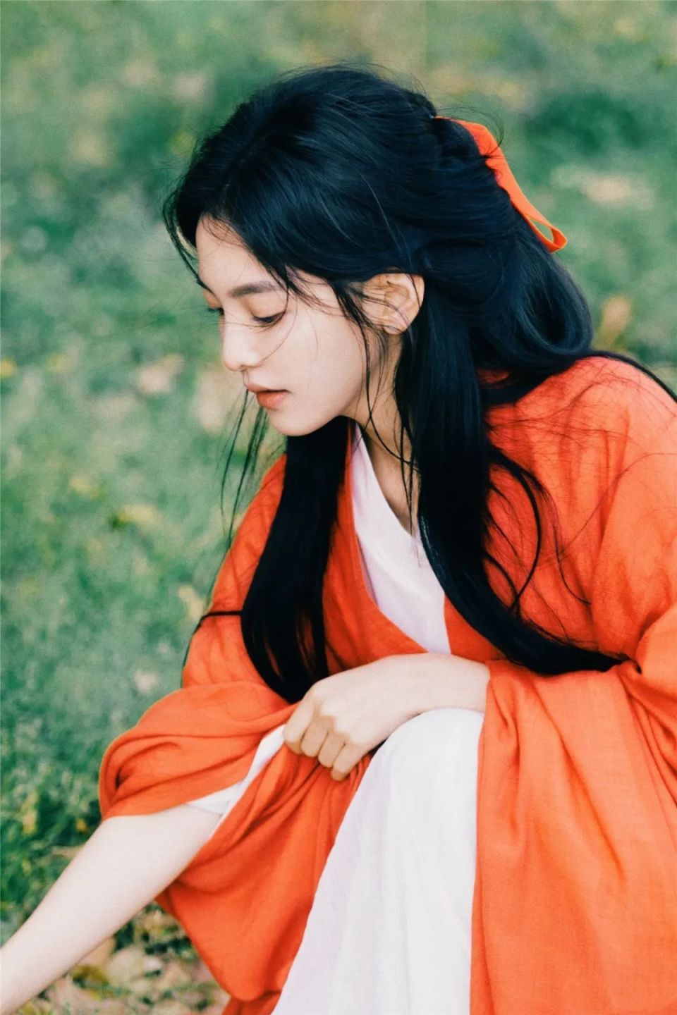 章若楠红衣撑伞照:红衣飒爽,清冷艳丽,古装造型惊艳时光-腾讯新闻