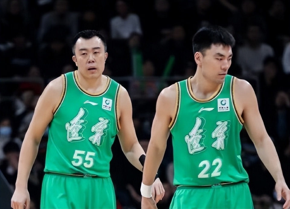 辽篮太太团!玄冥二老爱妻偶遇,两人合照落落大方,共为孩子购物