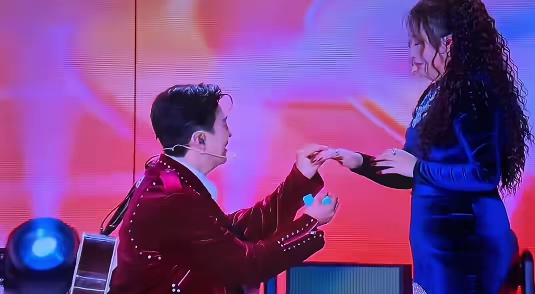 跨年名場面：李川求婚錘娜麗莎，張傑謝娜貼貼，黃子韜徐藝洋親吻 - 