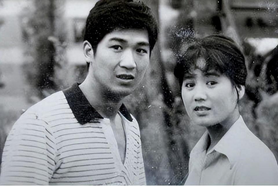 然而,与徐帆的态度截然不同,罗秀春在面对丈夫张国立的情感变故时