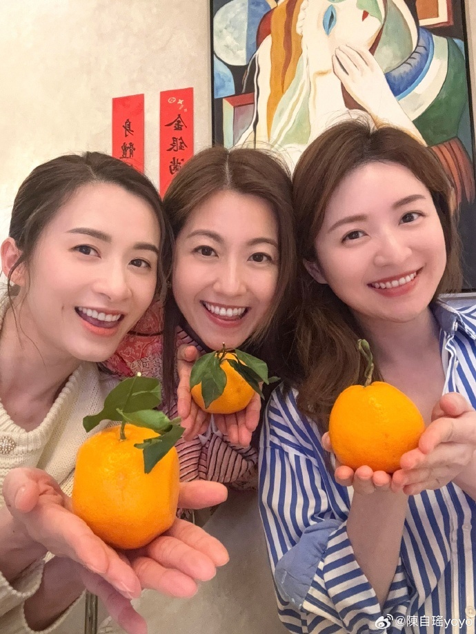 陈自瑶沈卓盈徐淑敏新春团聚,冻龄模样似三胞胎,仨姊妹她最幸福_腾讯