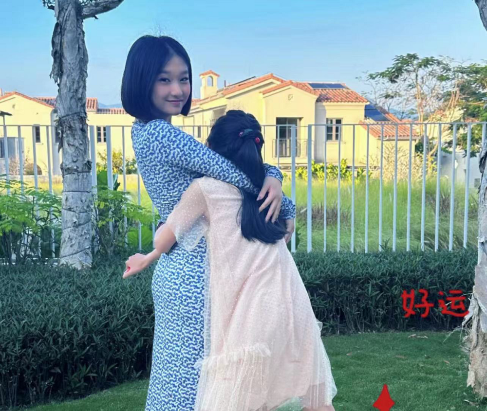 马伊琍大女儿亮相引关注,不当央视主持可惜了