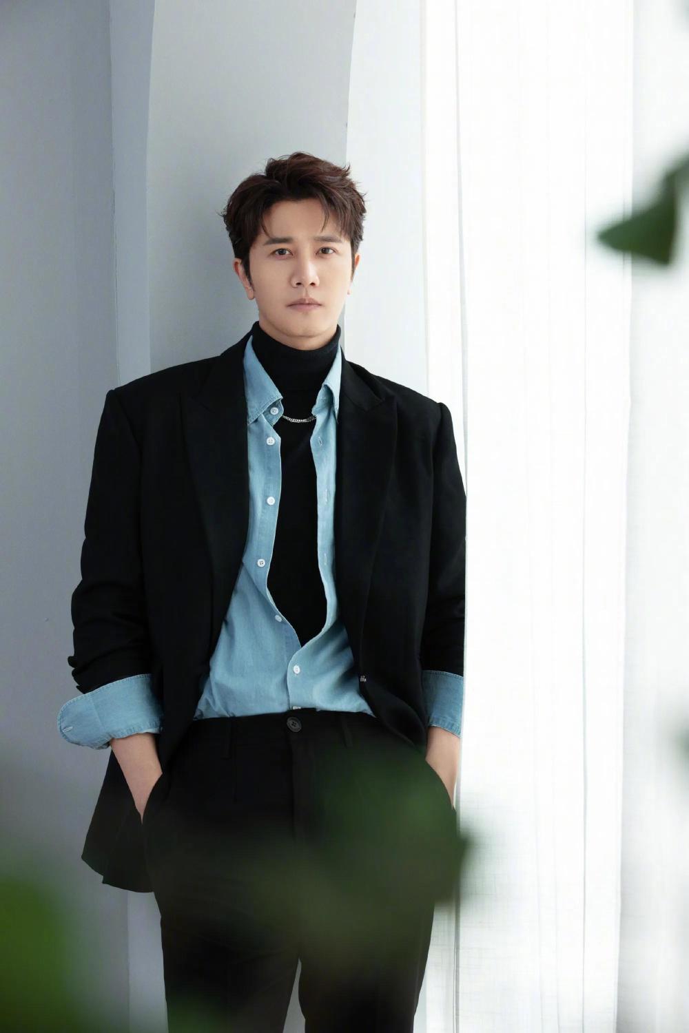 彭冠英:模特出道,被吐槽油腻,与朱一龙是好哥们,38岁还能爆吗?