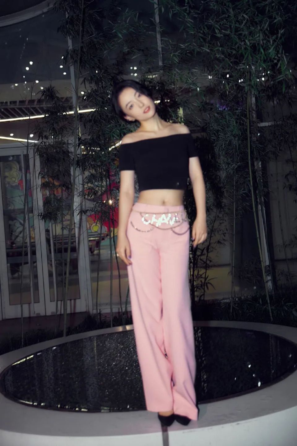 吴倩甜辣风造型引热议,完美锁骨和小蛮腰成焦点,自律身材管理获赞