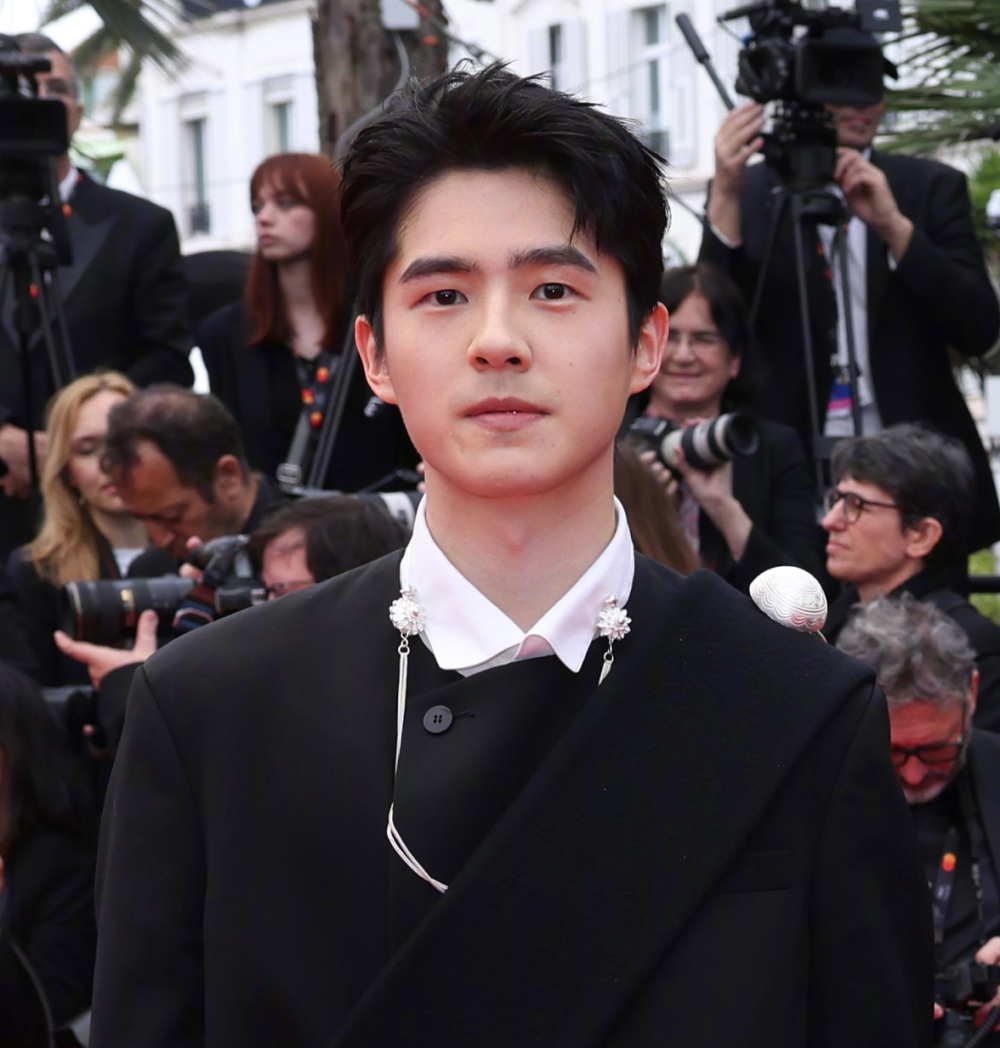 女方偷瞄刘昊然,男方为避嫌自顾自走