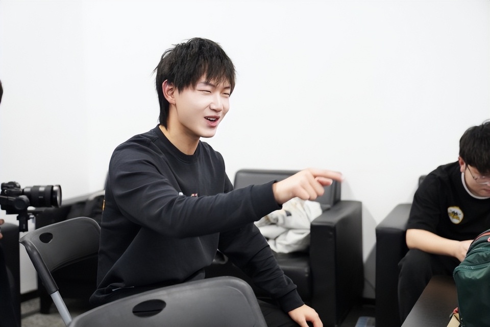 刺痛首发打ag?qg三巨头同台竞技,狼队看不起ag,还是打算保送ag?