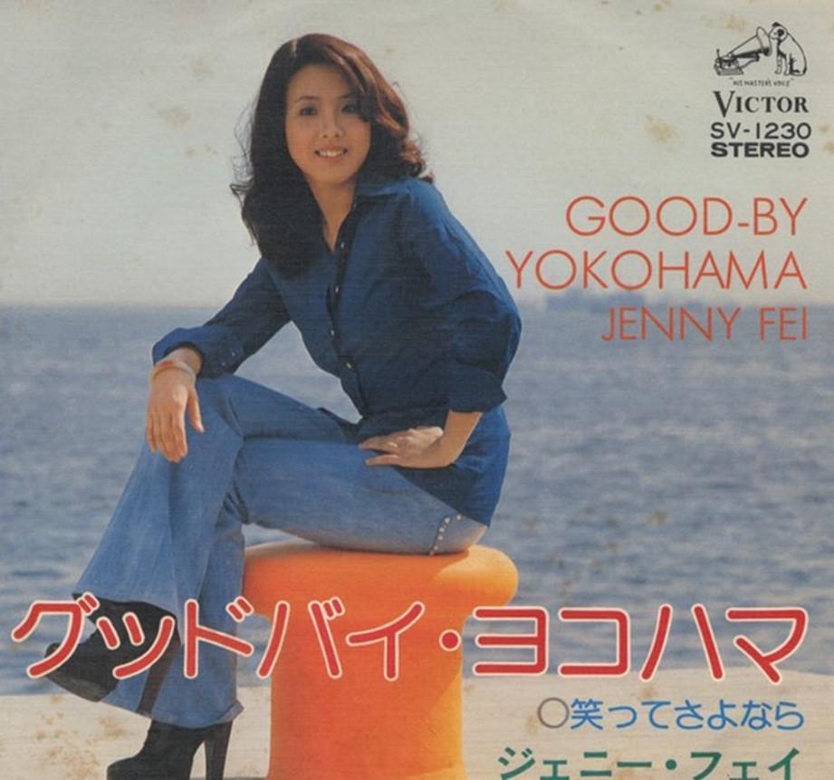 在日本的费贞绫也混得风生水起,三年时间出了五张专辑,还谈了一个浓情