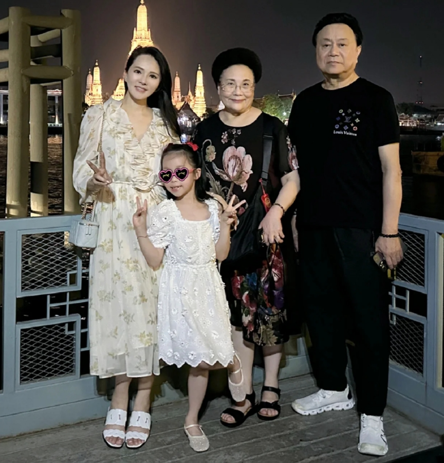 伊能静携家人泰国旅行,晒与公婆合照秀幸福,感慨从灰姑娘变女王
