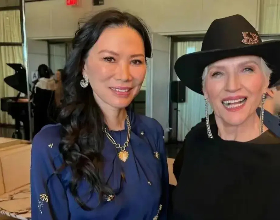 雷军老婆张彤陪邓文迪小米看车!