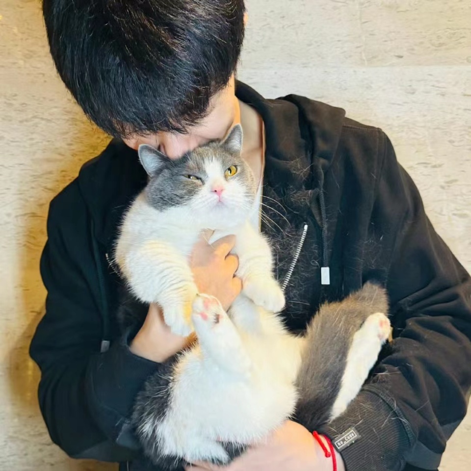 肖战杀青回重庆探亲,和好友夜游重庆吃路边摊,路人偶遇令人羡慕