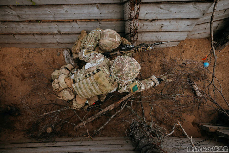 英国精锐伞兵在爱沙尼亚参加演习 堑壕战成为重点 无人机全程开眼