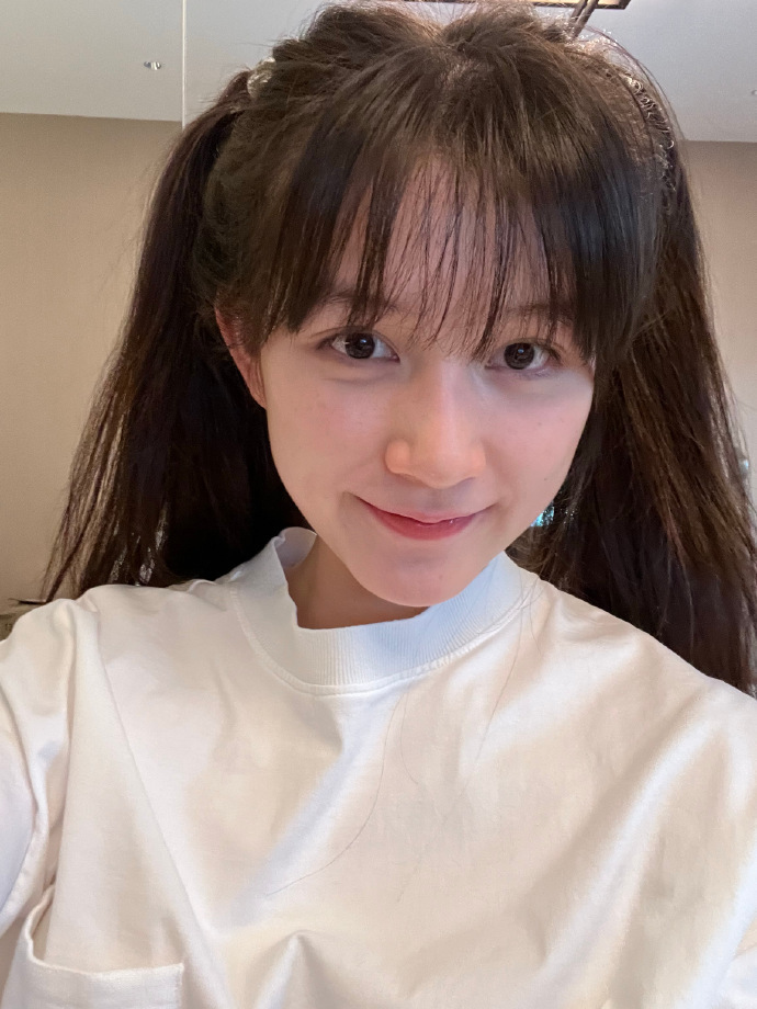 陈思诚小21岁女友晒春季穿搭,素颜出镜被嫌老态,本人高情商回应_腾讯