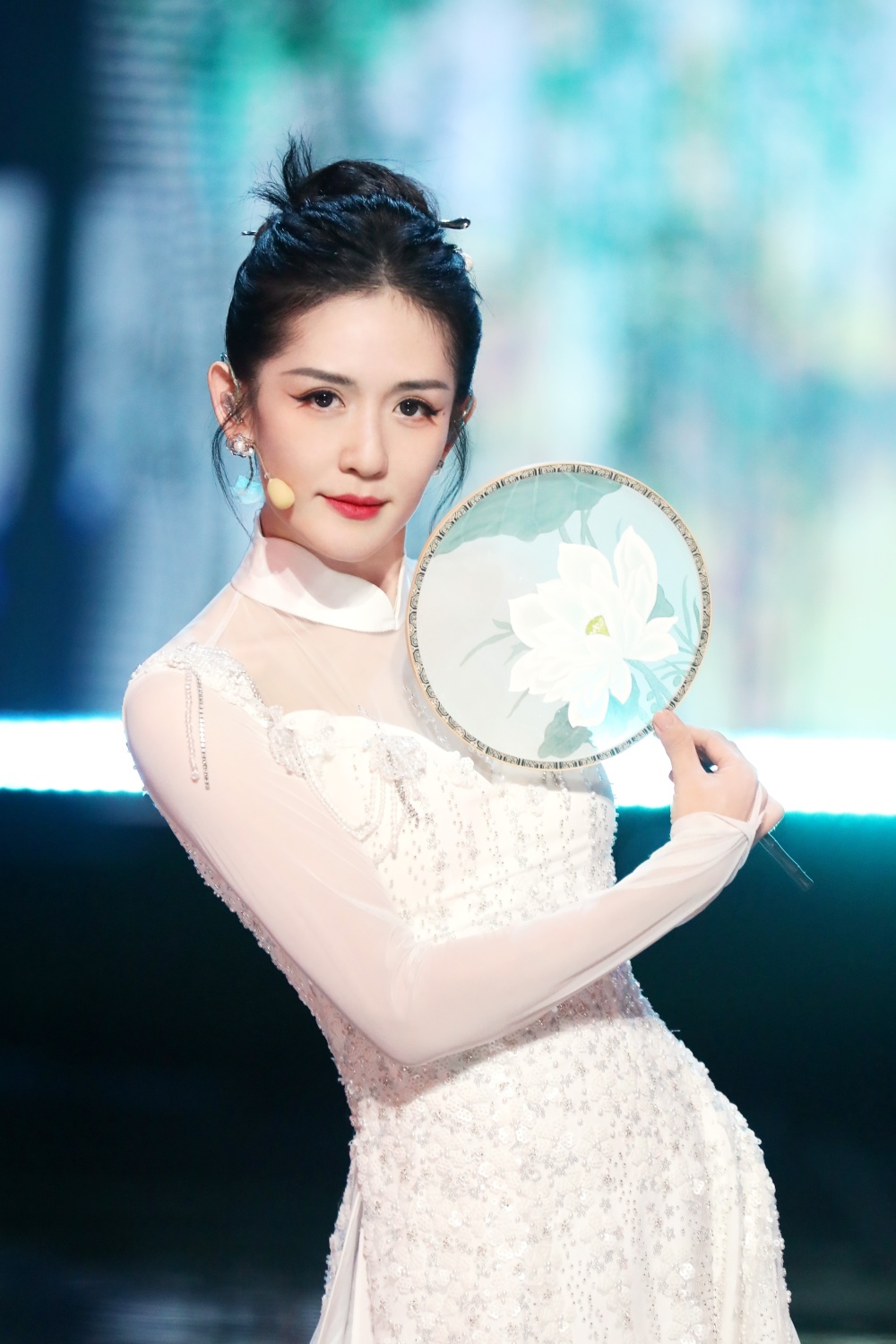 歌难听舞难看造型丑,谢娜穿旗袍劈叉也难救,浪姐4五公上一个能打的都