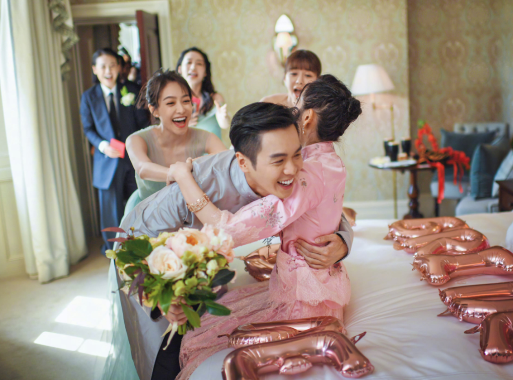 张若昀夫妇出席活动说悄悄话笑不停尽显恩爱唐艺昕造型引热议