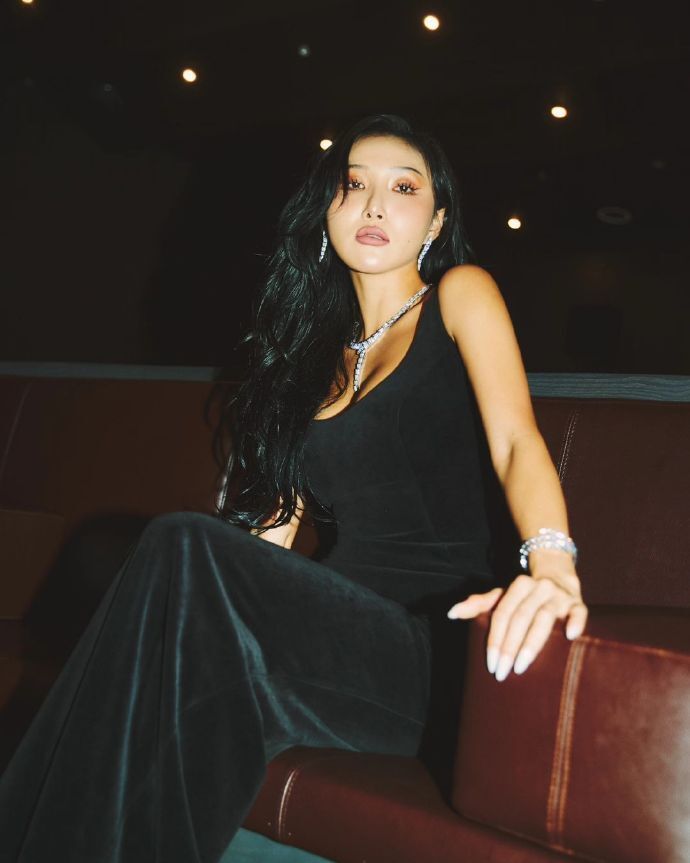 mamamoo华莎,与大12岁商人交往5年,她主动追求,终于获得爱情-腾讯新闻