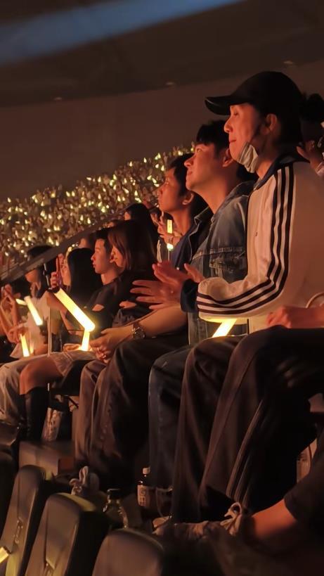 單依純與李榮浩版權風波後開唱，哽咽發言謝謝你們相信我，陳奕迅楊千嬅到場支持 - 