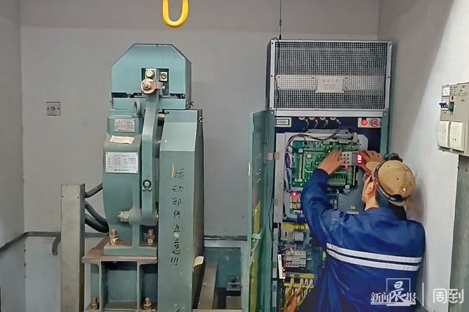 上海嘉定一小区电梯频繁"高坠","关人" 居民心慌又无奈