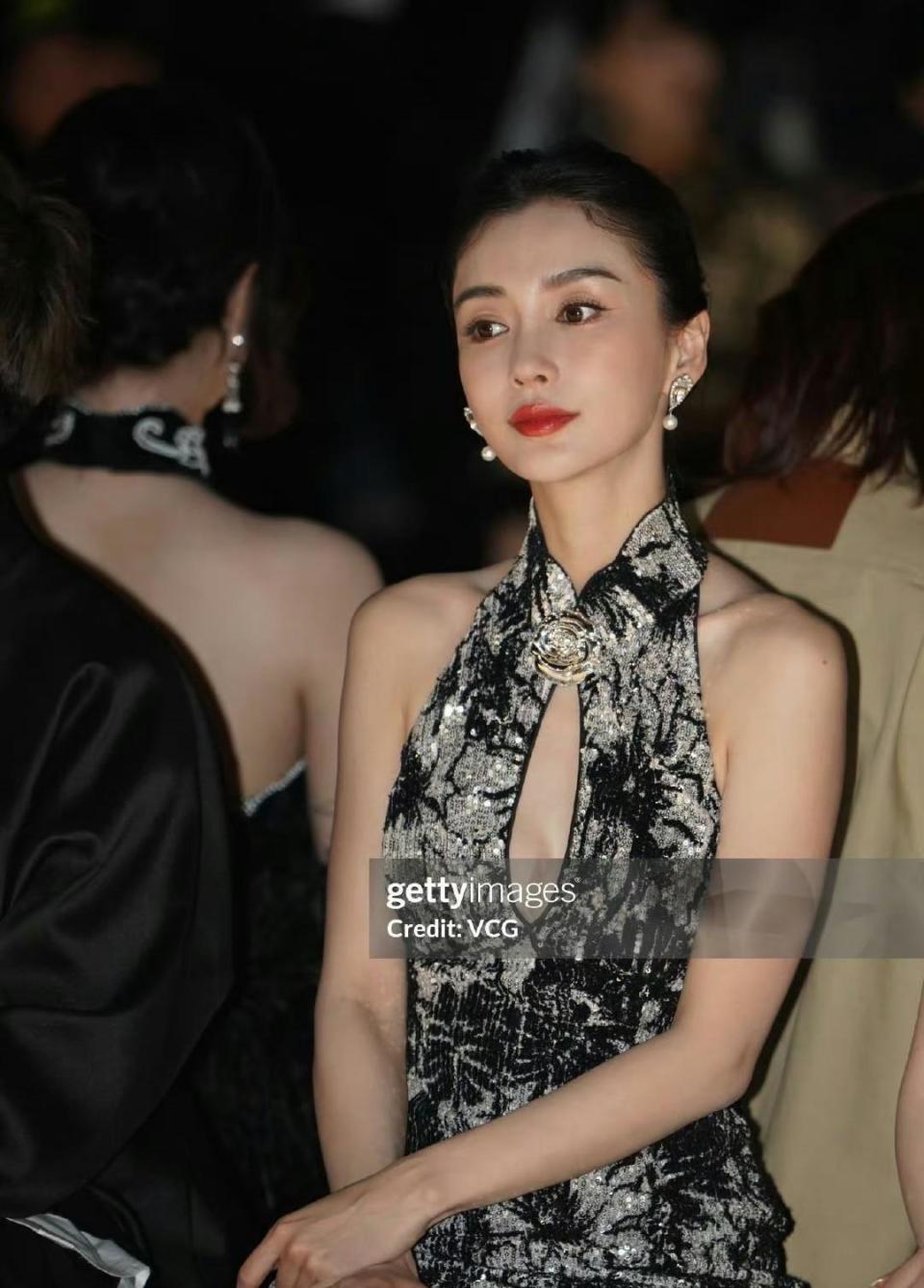 上海这一天,杨颖风情万种,张萌身材惹火,却被包裹严