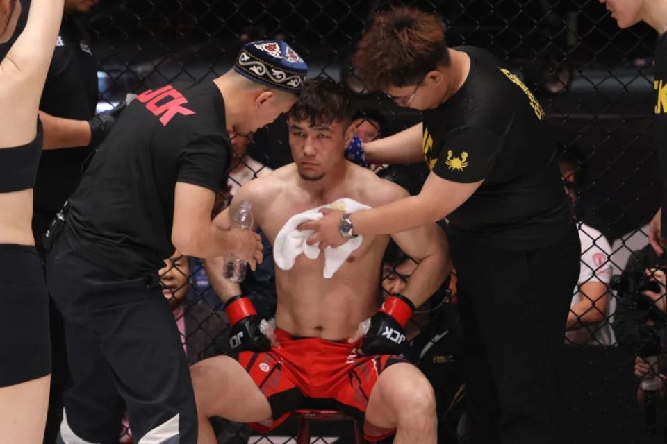 重铸荣光 | "边疆狼"库尔班江夺回次中量级统治地位_腾讯新闻