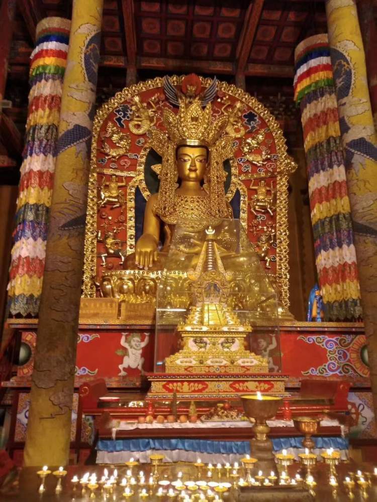 在呼和浩特,半天游两大寺庙,建筑宏敞,金碧辉煌,采用藏式