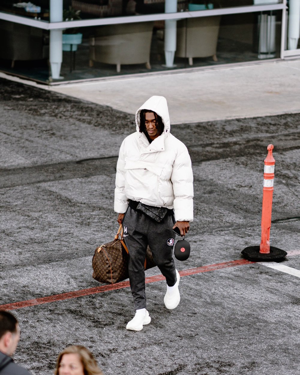 洛杉矶当地挺冷,乔治,曼恩等人都穿着羽绒服,不过小卡,威少,鲍威尔都