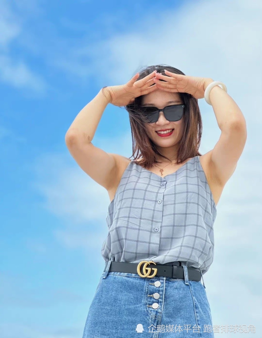 王梦洁晒自拍,穿吊带十分性感,笑容自信心情大好_腾讯新闻