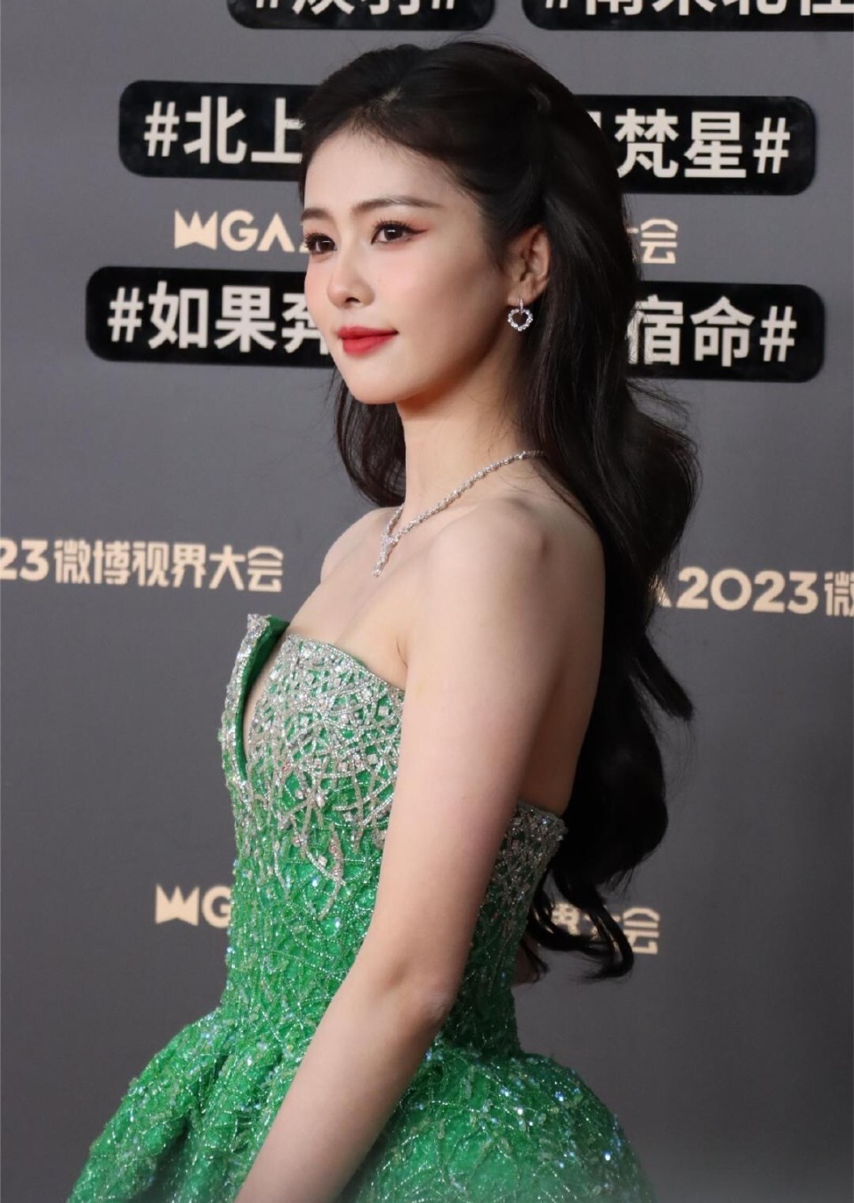 北京这一夜,被笑不露齿的张小斐惊艳,从不穿暴露礼服却艳压群芳_腾讯