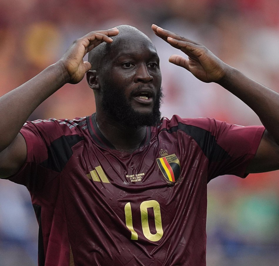 卢卡库呆立球场快哭了!单场2球被吹,成欧洲杯64年首人