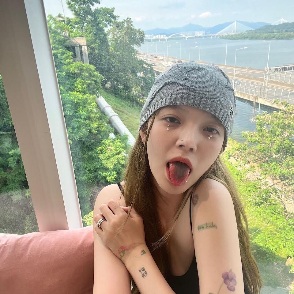 韩国女星在舌头上的纹身让韩网友难以理解网友还好会掉色