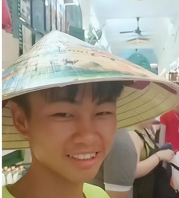 我,徒步到越南,睡在坟地里半夜被人偷手机,吓得我差点