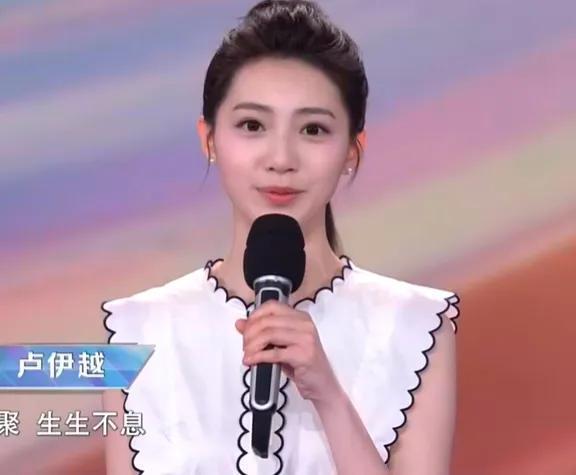 五四晚会:宋轶美得不费力气,关晓彤服装垮,毛不易变化好大