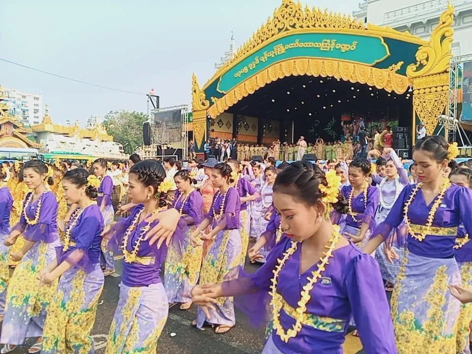泼水 狂欢 缅甸传统泼水节开幕仪式【超多高清现场图】_腾讯新闻