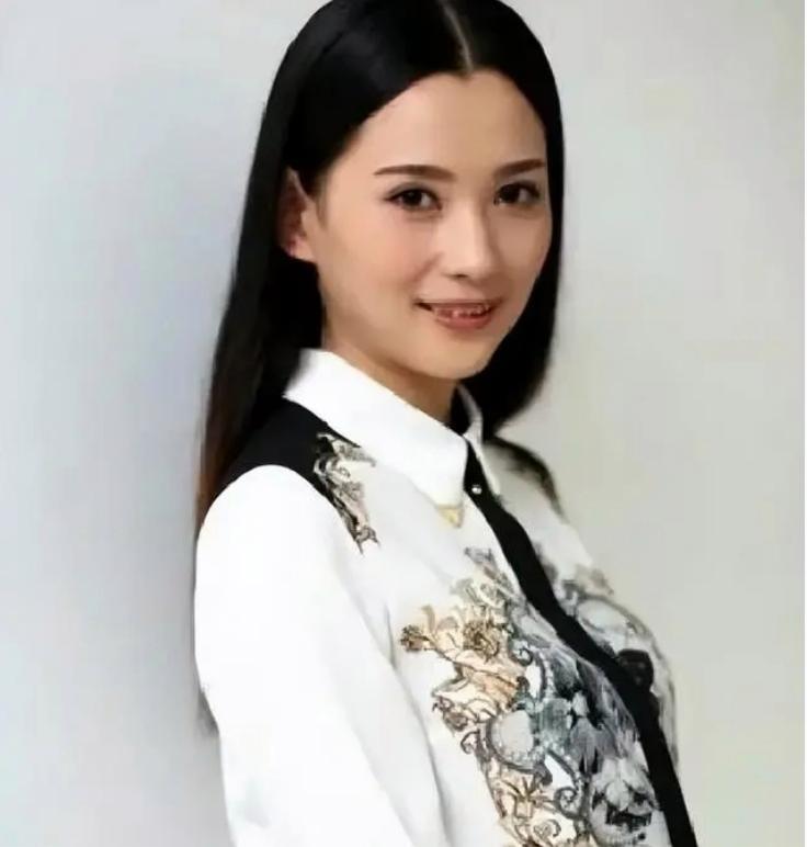 森林北颜值出圈,夸赞汪峰传统质朴,旧照片像海清,自我介绍酣畅淋漓