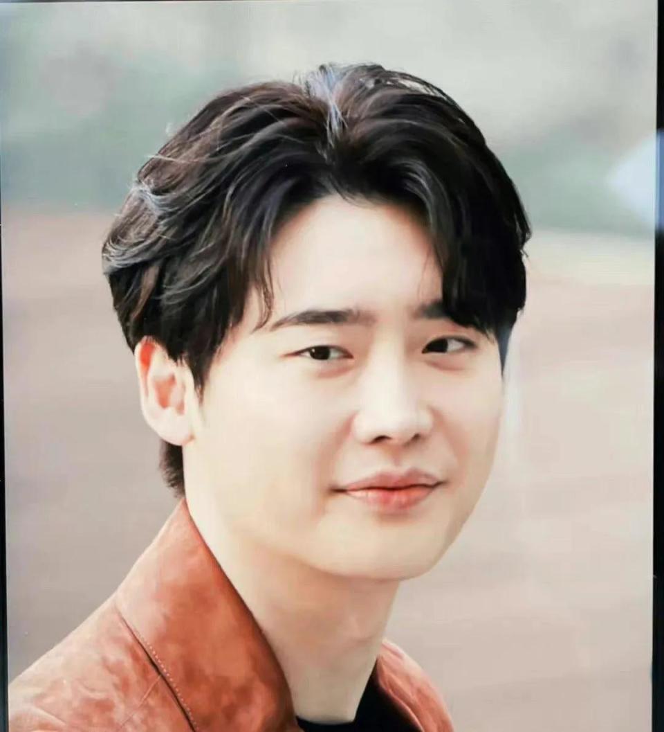 他也没逃过韩国男星的"发酵",前有宋承宪,崔始源,后面有李钟硕,吴世勋