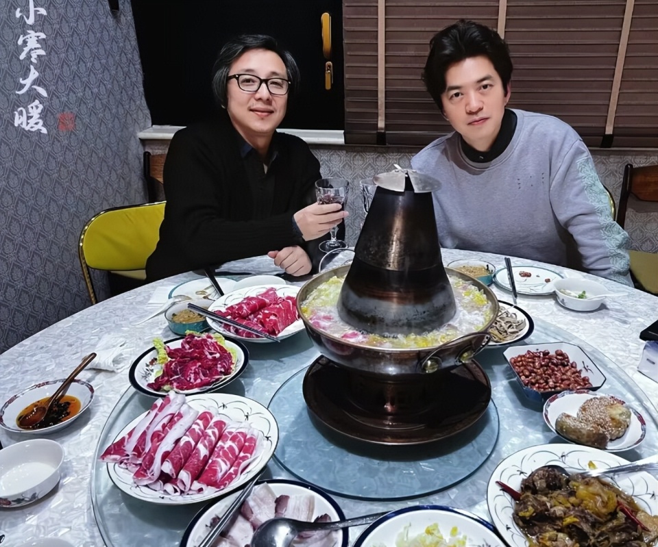 李健夫妇赴友人饭局吃火锅,44岁孟小蓓少女感十足,婚后坚持丁克_腾讯