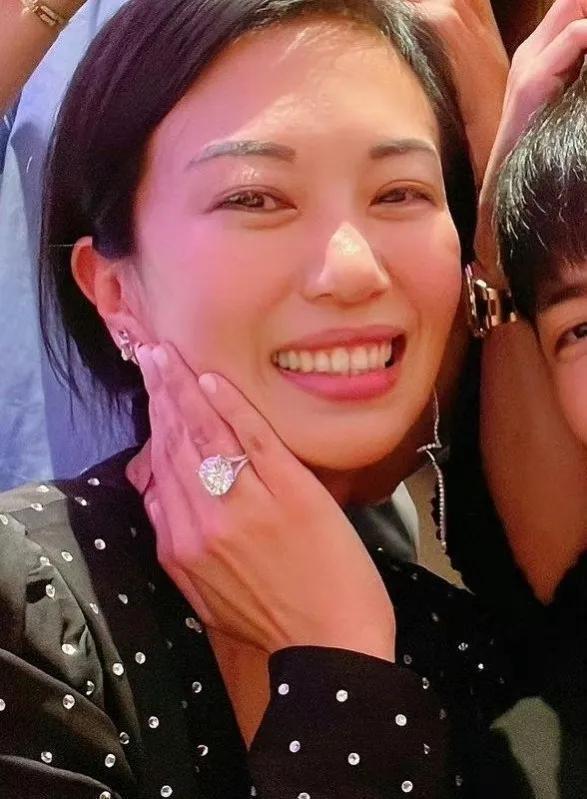 萧敬腾与50岁女友互称爸爸妈妈,向太发文力挺新儿媳林有慧_腾讯新闻