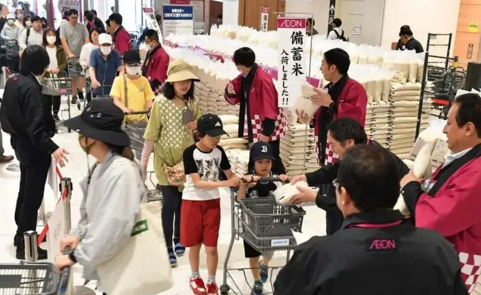 日本居民凌晨 1 点排队买米,究竟咋回事?