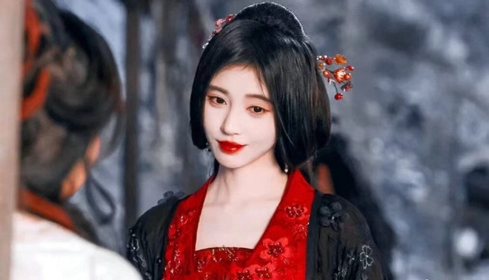 鞠婧祎出道前照片流出与荧幕上精致的脸判若两人被质疑整容了