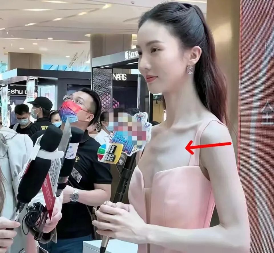 侧面更加直观,金晨身材扁平,看不到一丝多余的赘肉,真正诠释了什么叫"