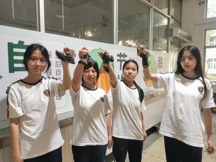 高考前的减压!诸暨学勉中学师生亲手制作暖心"毕业礼"