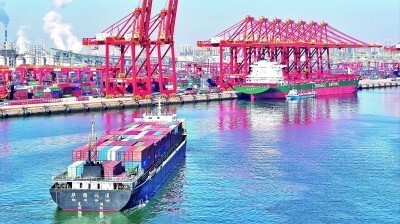 山东港口日照港集装箱码头.