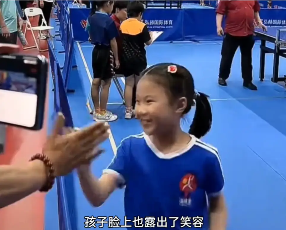 乒乓球大满贯得主王楠的女儿郭依嘉夺得了8岁组女单冠军
