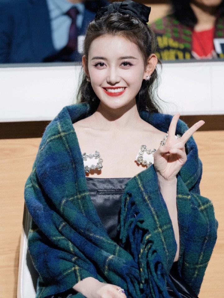 举报的内容是2016年-2021年期间,蒋依依的个人收入全部转入其母亲名下