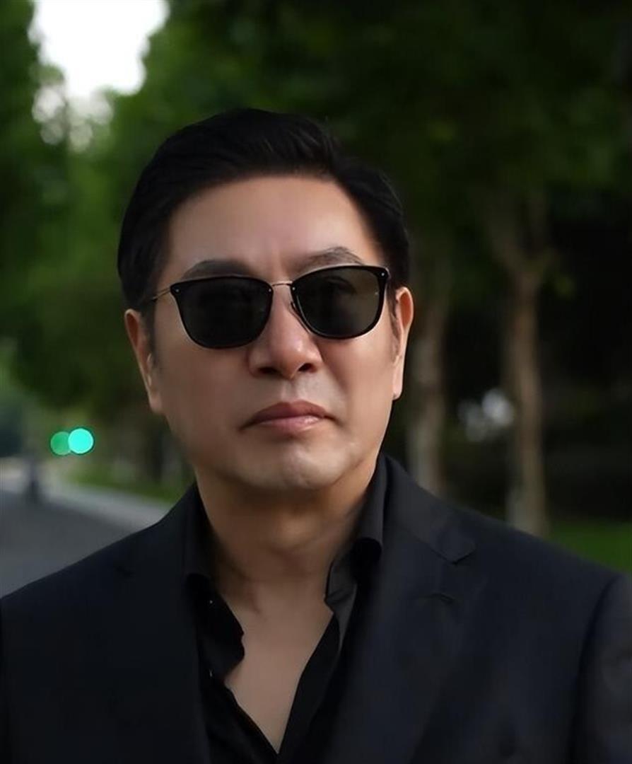 55岁姚刚现状：一生无妻无子，买千万豪宅一个人住，发福后更帅了_腾讯新闻