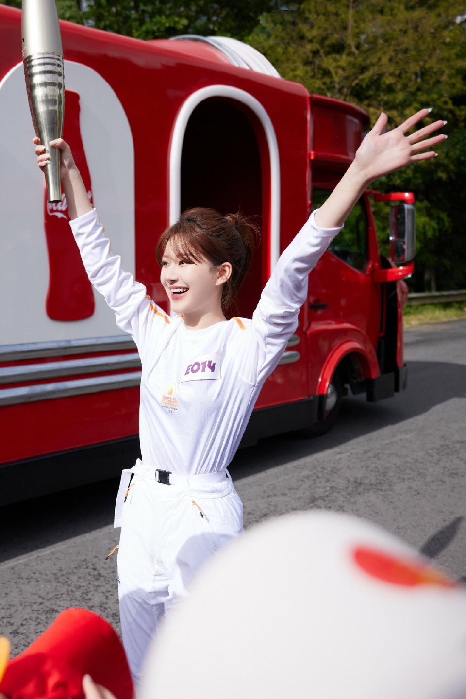 四位女星担任奥运火炬手,生图对比,中国女性的美在法国绽放