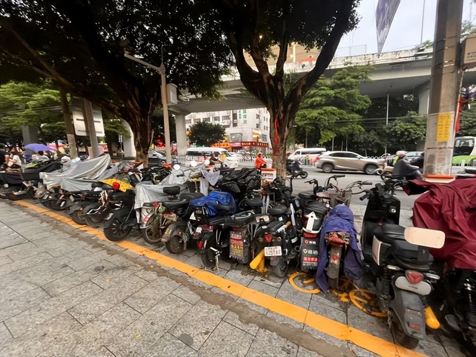 禁电动车后,广州三元里店铺成片倒闭,街道办终于服软了!