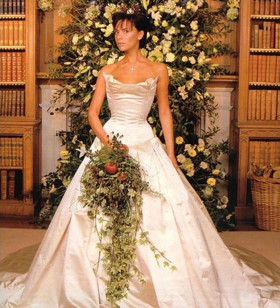 74岁"婚纱女王"王薇薇近况曝光,皮肤松弛瘦到脱相,网友评价却很暖心